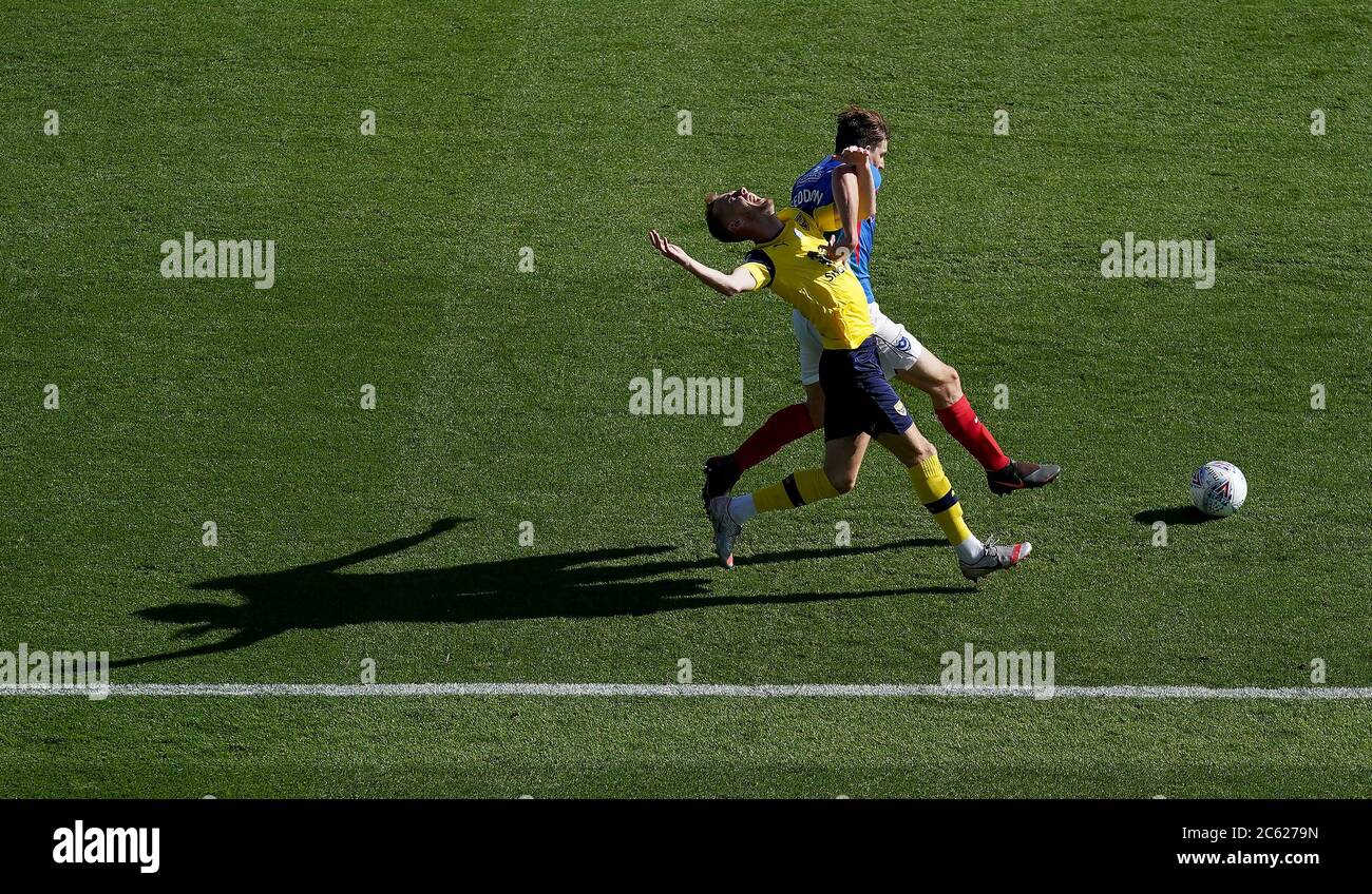 Mark Sykes (links) von Oxford United wird während der Sky Bet League im Halbfinale des zweiten Teilabspieles im Kassam Stadium, Oxford, von Steve Seddon aus Portsmouth herausgefordert. Stockfoto