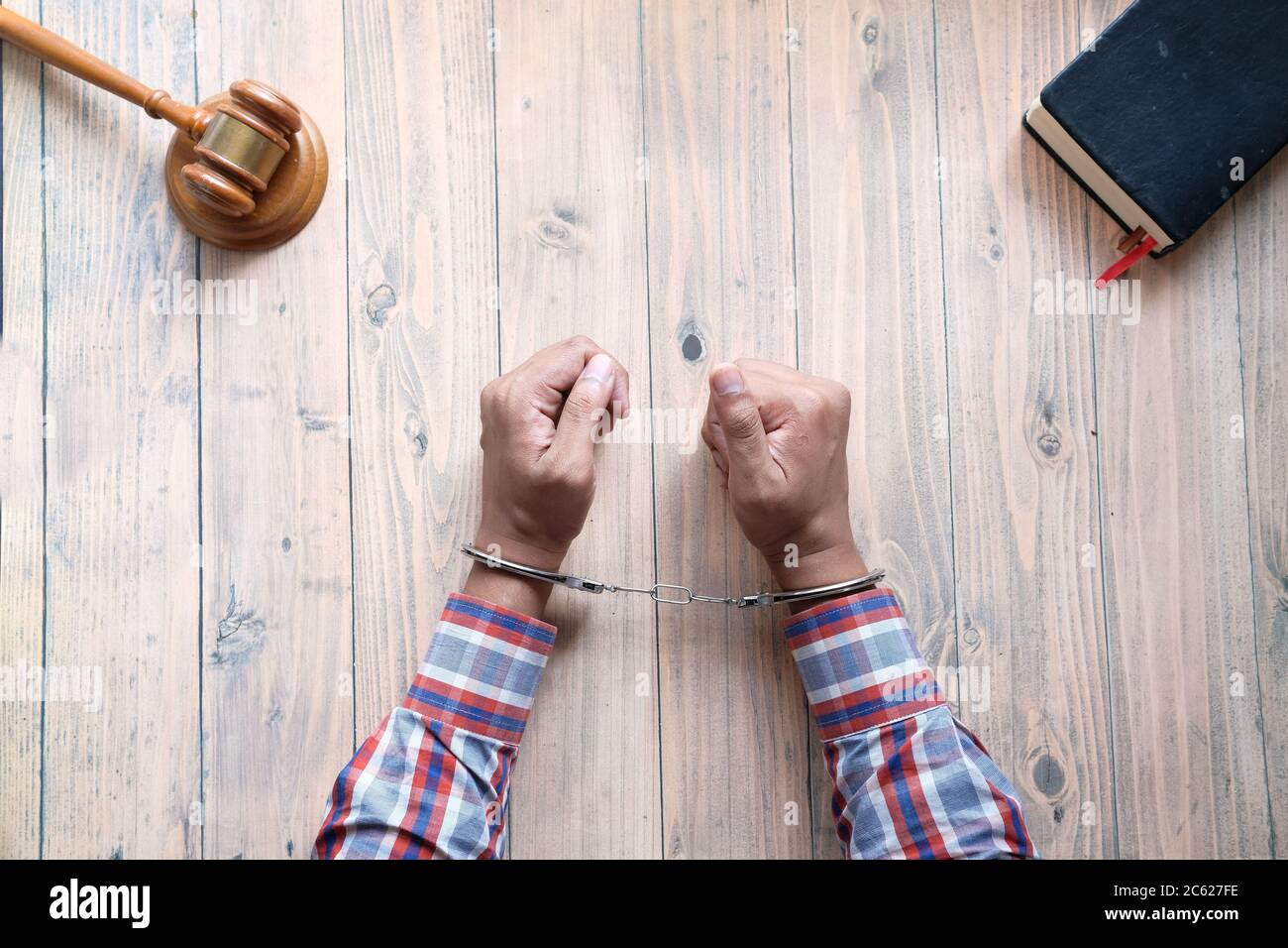 Hände eines Mannes mit Handschellen aus der Nähe. Stockfoto