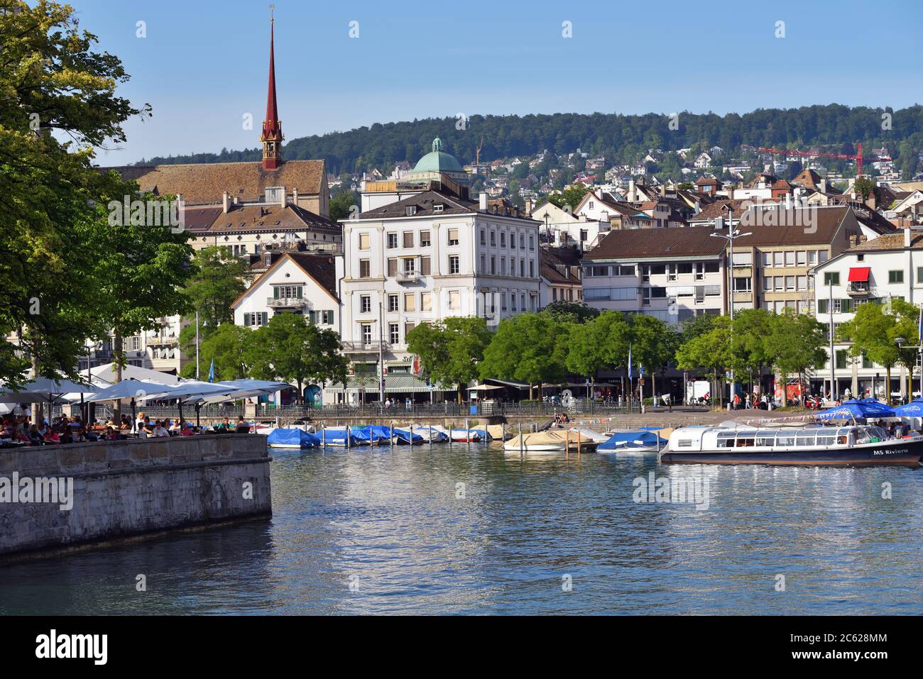 Zürich, Schweiz - 14. Juni 2017: Der Limmatquai Kai und Limmat Blick vom Zürichsee. Zürich ist die grösste Stadt der Schweiz und die Cap Stockfoto