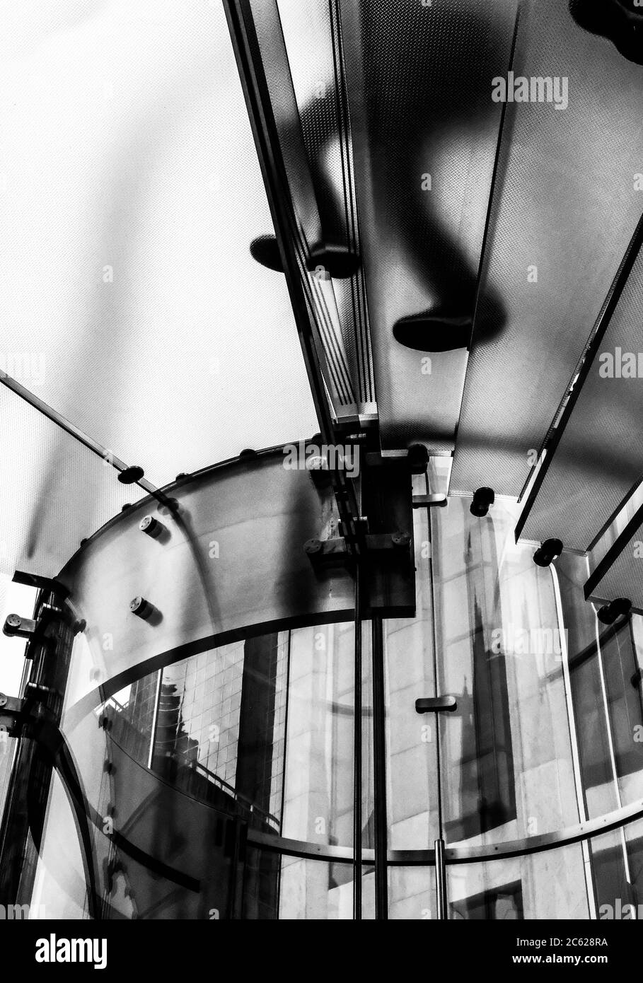 Flaggschiff-Consumer-Telefon, Uhr und Computer-Shop in der Nähe des Central  Park gesehen, mit dem Bild zeigt die berühmte Glastreppe im Geschäft selbst  Stockfotografie - Alamy