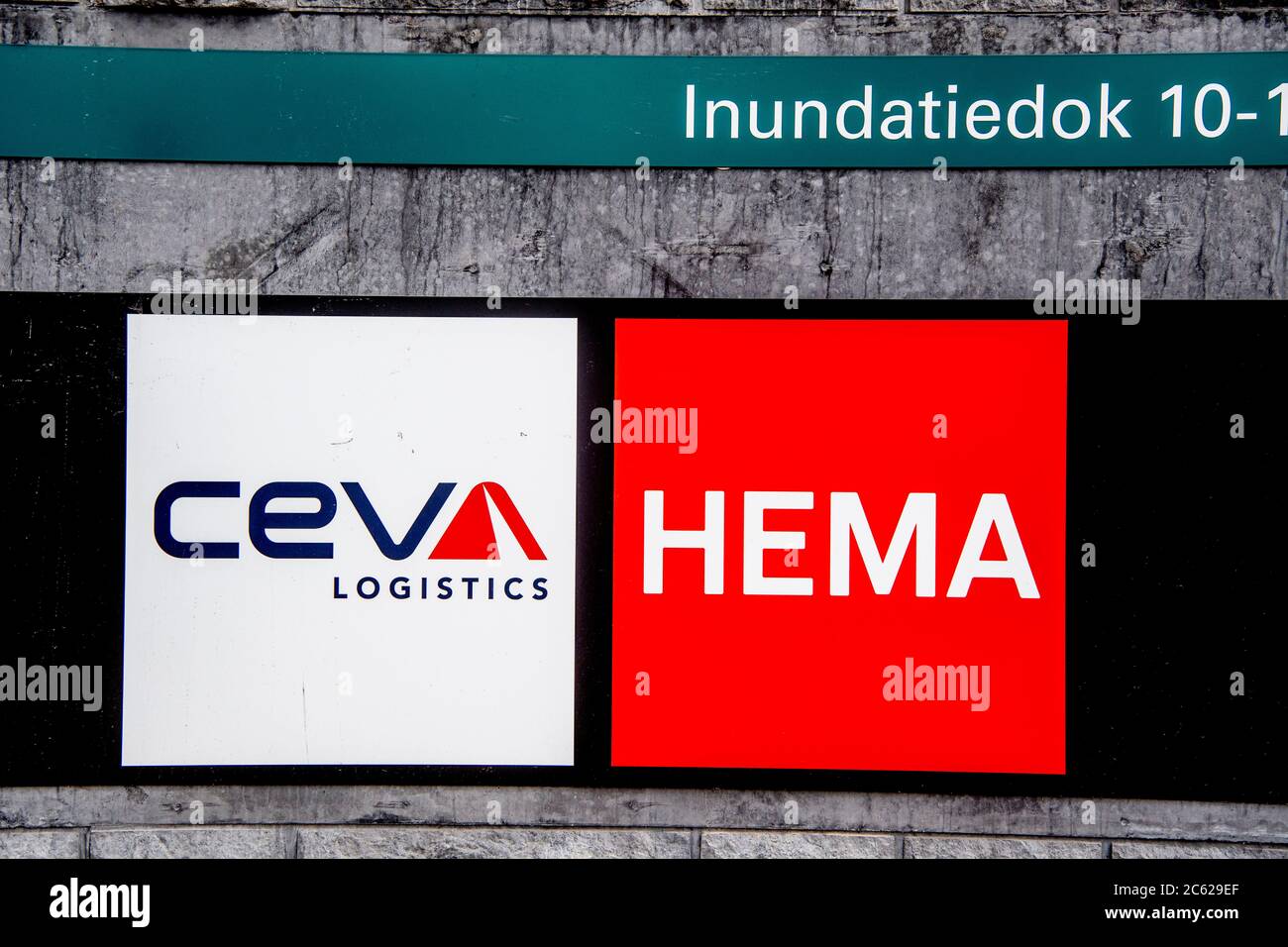 Ein HEMA-Logo wurde in der Niederlassung in Nieuwegein ausgestellt.HEMA wächst und hat daher ein neues Distributionszentrum in Nieuwegein eröffnet. Das neue Gebäude hat eine Fläche von 34,000 Quadratmetern. Es liegt in der Nähe des Distributionszentrums in Utrecht, das in Zukunft zu wenig Platz hätte. Stockfoto