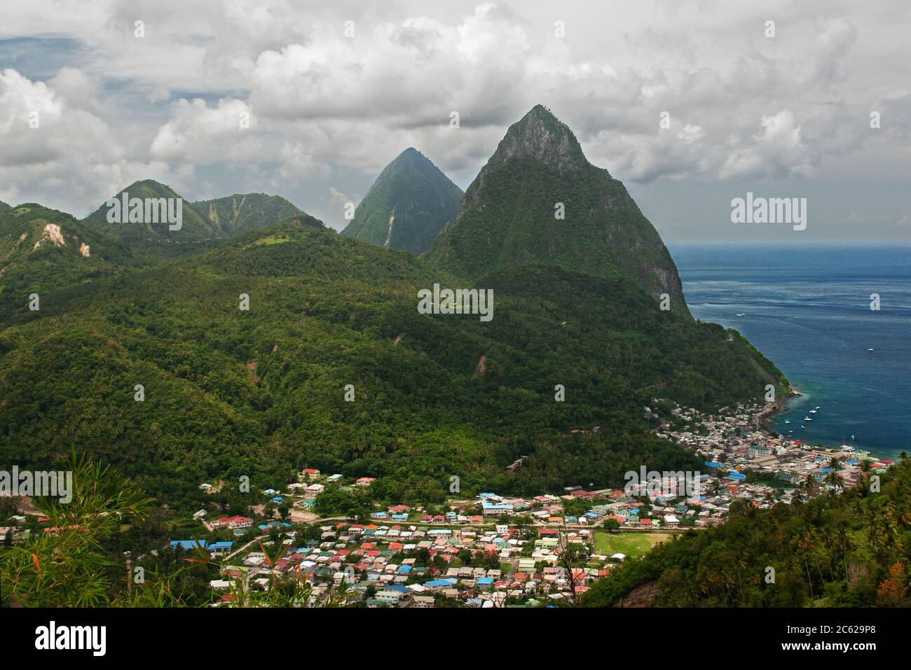 Hier sind zwei bergige vulkanische Plugs, bekannt als die Pitons auf der Insel St. Lucia in der Karibik oberhalb der Stadt Soufrière. Stockfoto