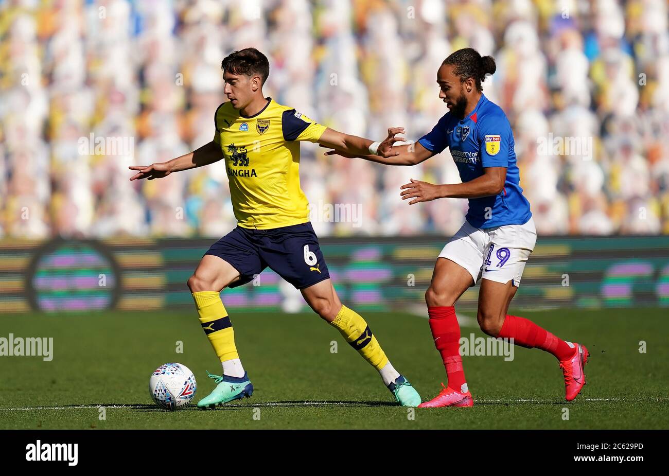 Alex Gorrin von Oxford United (links) und Marcus Harness von Portsmouth kämpfen während der Sky Bet League um den Ball.ein Play-off-Halbfinale, ein zweites Beinspiel im Kassam Stadium, Oxford. Stockfoto