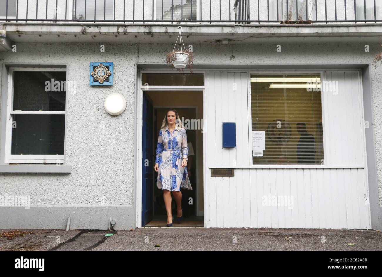 Slane, Leinster, Irland. 06/Juli/2020. Irlands neue Justizministerin Helen McEntee TD trifft heute am Bahnhof Slane Garda ein, um dort mit dem Kommissar für Garda Drew Harris zu treffen. Foto: Leon Farrell/Rollingnews.ie Stockfoto