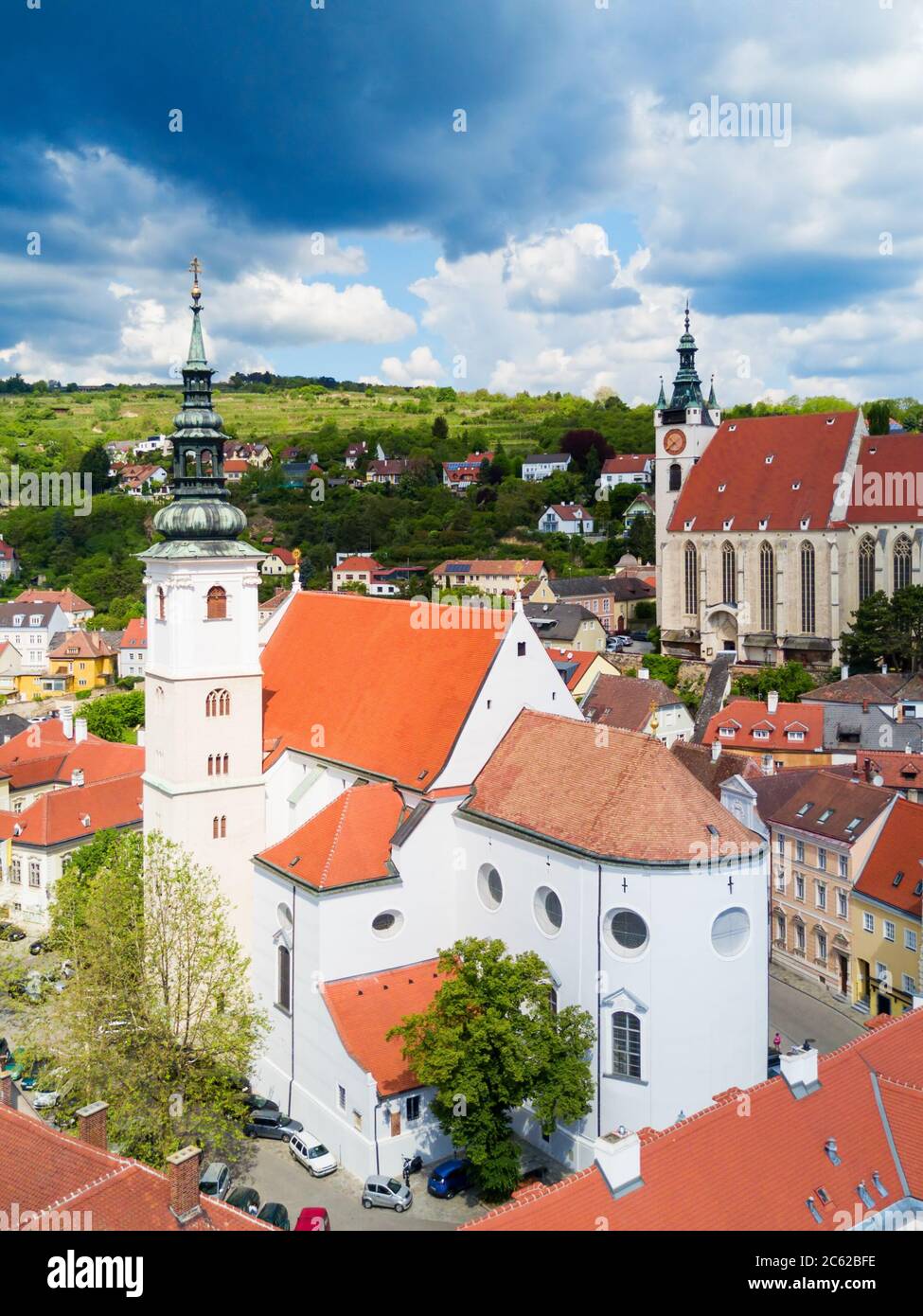 Dom der Wachau oder Pfarrkirche St. Veit oder Pfarrkirche St. Veit und Piaristenkirche Antenne Panoramaaussicht in der Stadt Krems an der Donau, Austr Stockfoto