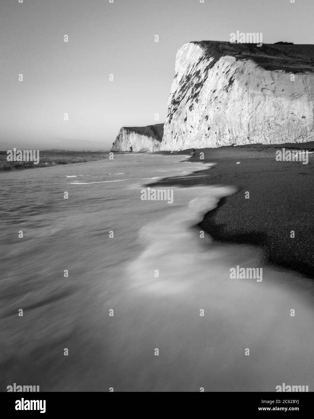 White Cliffs und Wellen am Durdle Door Beach in Dorset, England am Weihnachtstag. Stockfoto