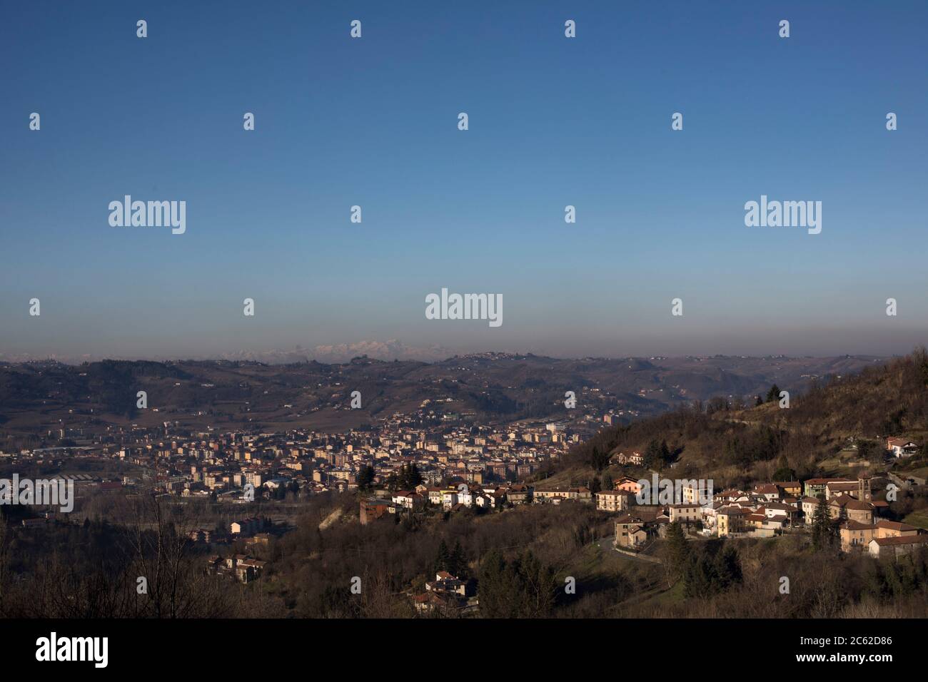Panoramafenblick auf Acqui Terme von den Hügeln, Bormida-Tal, Piemont, Italien Stockfoto