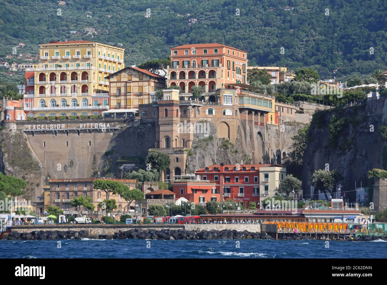 Sorrento, Italien - 26. Juni 2014: Blick auf die Klippen und den Hafen vom Sommertag in Sorrento, Italien. Stockfoto