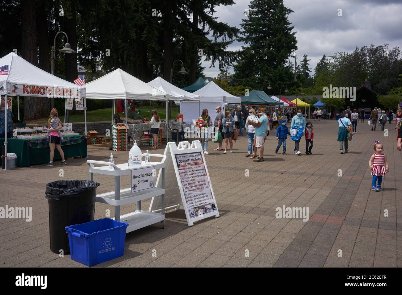 Händler und Einkäufer auf dem Saturday Farmers Market in Lake Oswego, Oregon, am 4. Juli 2020. Stockfoto