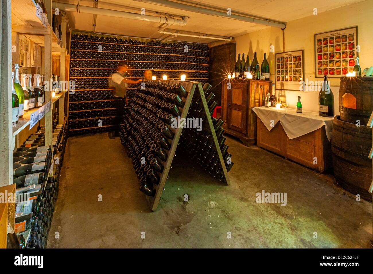 Feine alkoholfreie Weine lagern im Keller der Jörg Geiger PriSecco Manufaktur, SchlatDeutschland Stockfoto