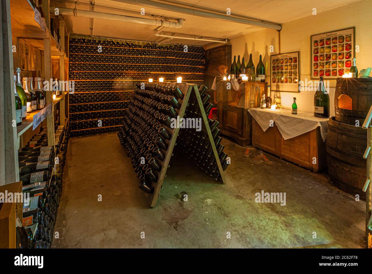 Feine alkoholfreie Weine lagern im Keller der Jörg Geiger PriSecco Manufaktur, SchlatDeutschland Stockfoto