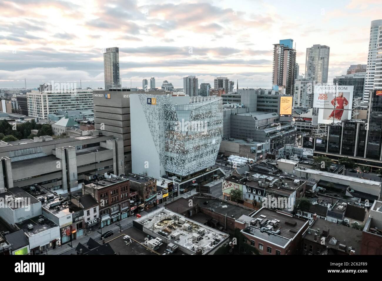 Toronto Stadtzentrum, zeigt Straßen und das moderne Universitätsgebäude im Hintergrund. Stockfoto
