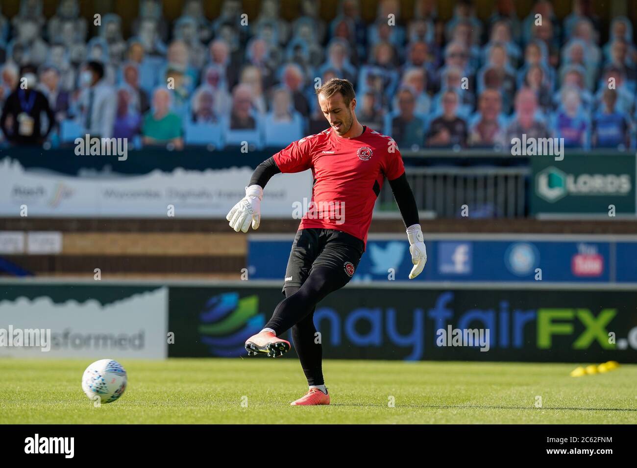 High Wycombe, Großbritannien. Juli 2020. Alex Cairns von Fleetwood Town erwärmt sich vor dem Play-off der Sky Bet League 1 im Halbfinale des 2. Leg-Spiels zwischen Wycombe Wanderers (4) und Fleetwood Town (1) hinter verschlossenen Türen aufgrund der aktuellen Covid-19-Lockdown-Richtlinien für den Sport im Adams Park, High Wycombe, England am 6. Juli 2020. Foto von David Horn. Kredit: Prime Media Images/Alamy Live Nachrichten Stockfoto