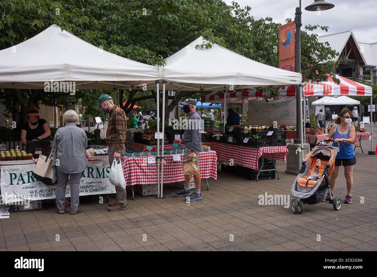 Händler und Einkäufer auf dem Saturday Farmers Market in Lake Oswego, Oregon, am 4. Juli 2020. Stockfoto