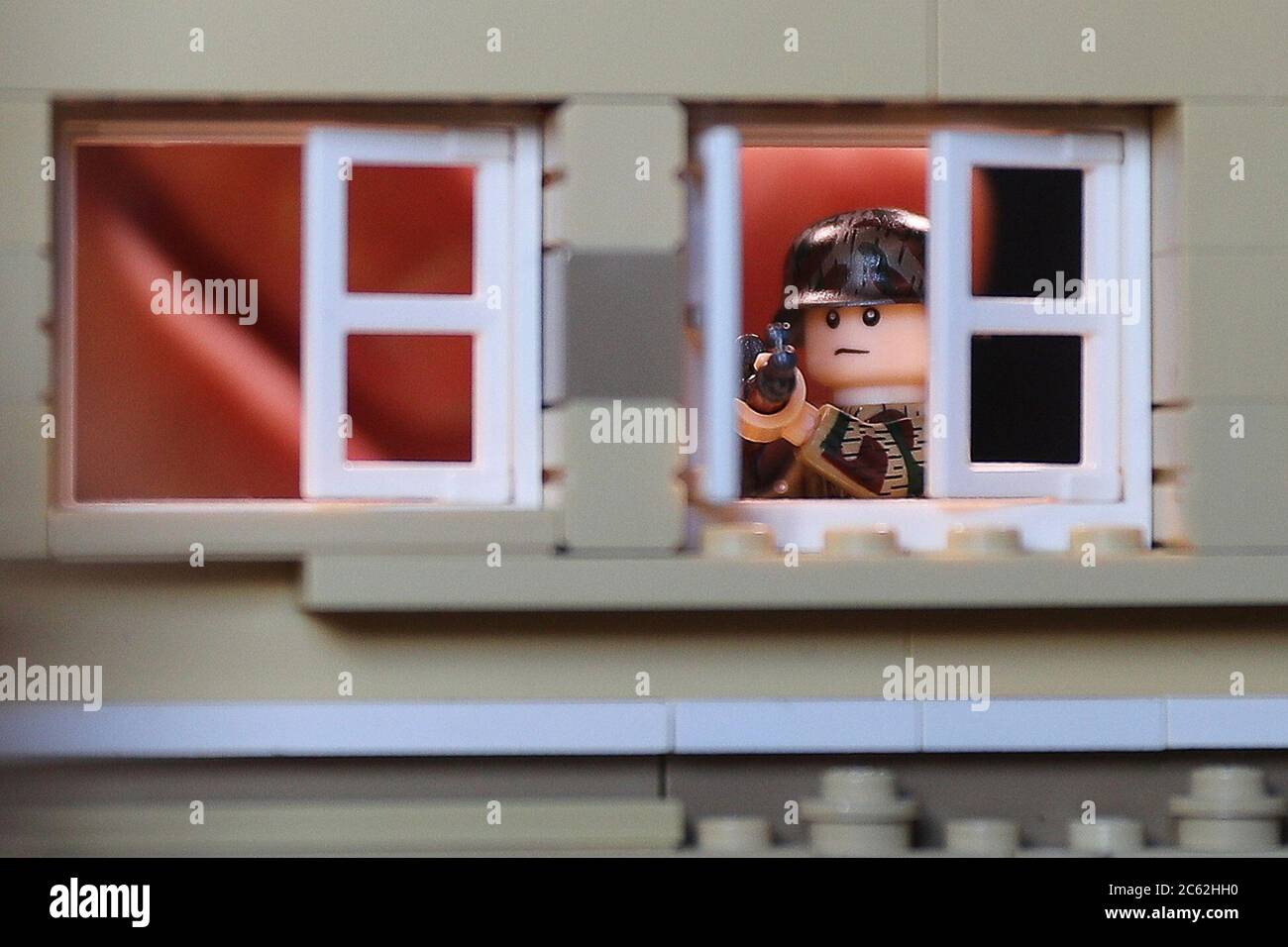 Wladimir, Russland. Juli 2020. Eine Lego-Minifigur, die einen Nazi-Scharfschützen  am Set eines LEGO-Stop-Motion-Animationsfilms mit dem Titel "Battle for  Berlin" im Studio des Brickfilmherstellers und Bloggers Konstantin  Staroverov zeigt. Konstantin ...