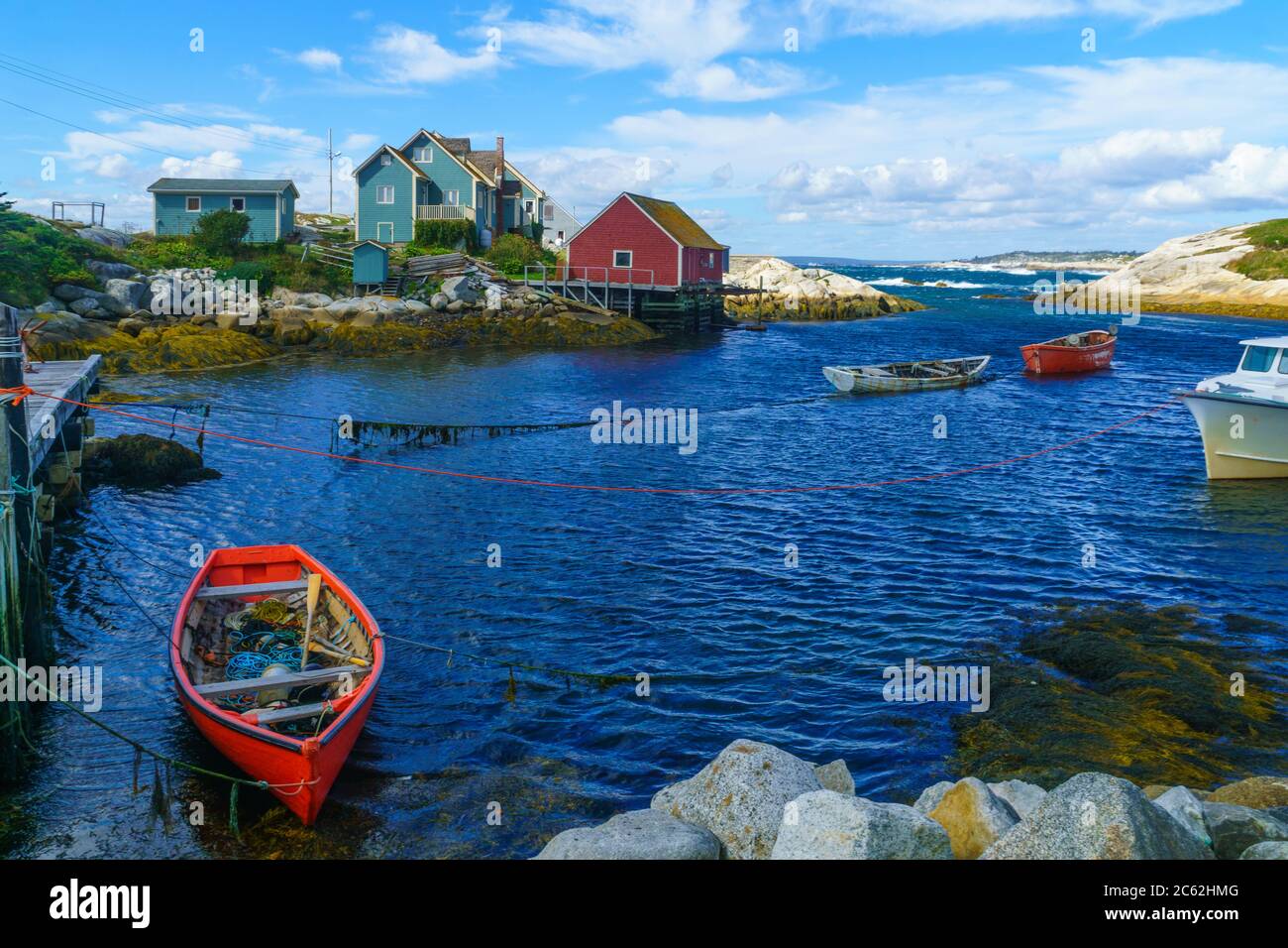 Blick auf die Boote und Häuser, im Fischerdorf Peggy's Cove, Nova Scotia, Kanada Stockfoto