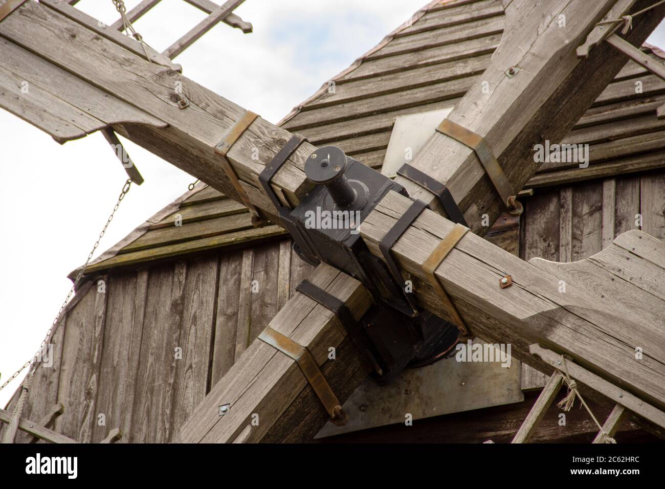 Blick auf eine Windmühle mit ihrer großen Antriebswelle und der Windmühle Schaufel Stockfoto