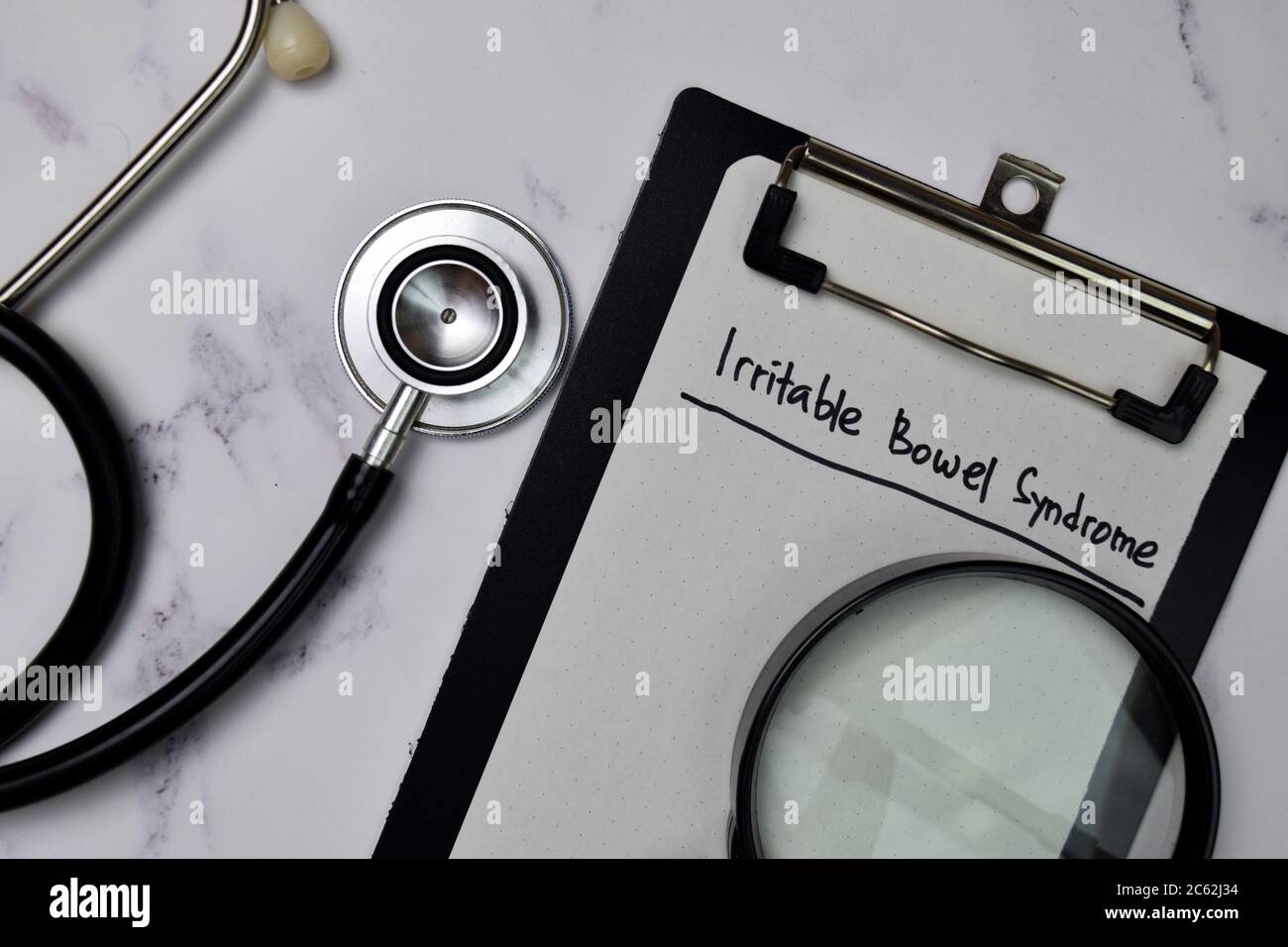 IBS - Reizdarmsyndrom Schreiben Sie auf einen Papierkram isoliert Holztisch. Stockfoto