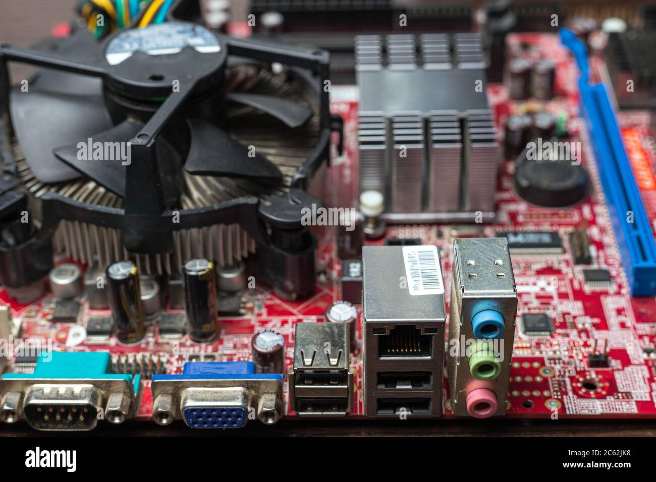 Draufsicht des Mainboards mit PCU Kühler und Anschlüssen. USB, VGA, DVI, Ethernet, Sound-Ports. Nahaufnahme, Hintergrundidee Konzept Stockfoto