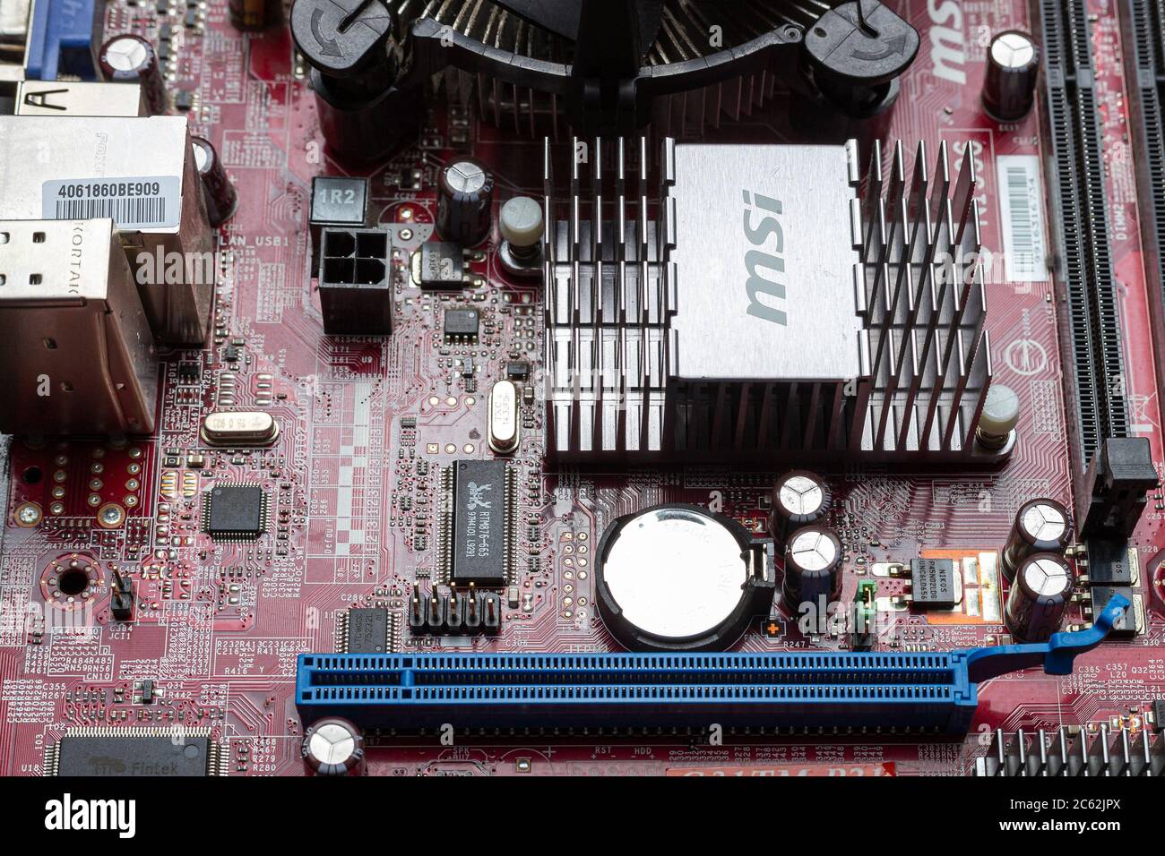 Ukraine - 25. April 2020: Komponenten von PC-Motherboard. Hardwarekomponenten. Nahaufnahme, Blick in den Innenraum, Hintergrund Stockfoto