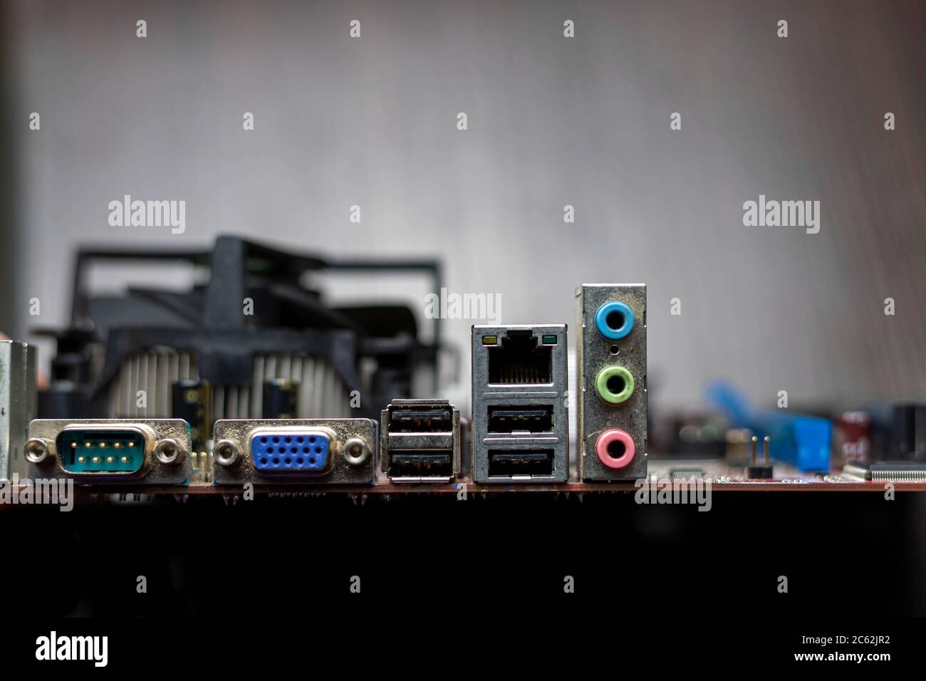 Nahaufnahme der Port-Karte auf braunem Hintergrund. USB, VGA, Ethernet, DVI, Sound-Ports Stockfoto