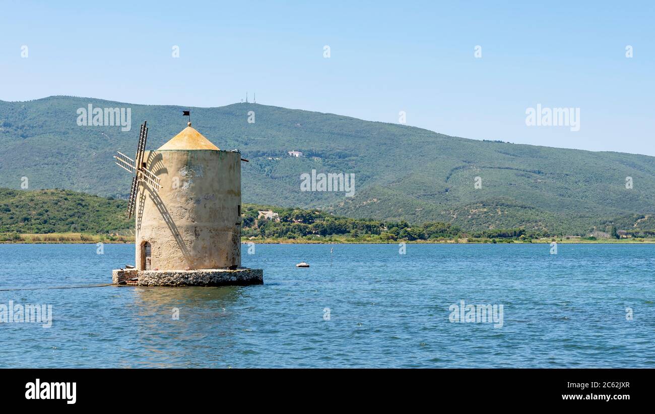 Die alte spanische Mühle in der Lagune von Orbetello, Grosseto, Italien, an einem sonnigen Tag Stockfoto