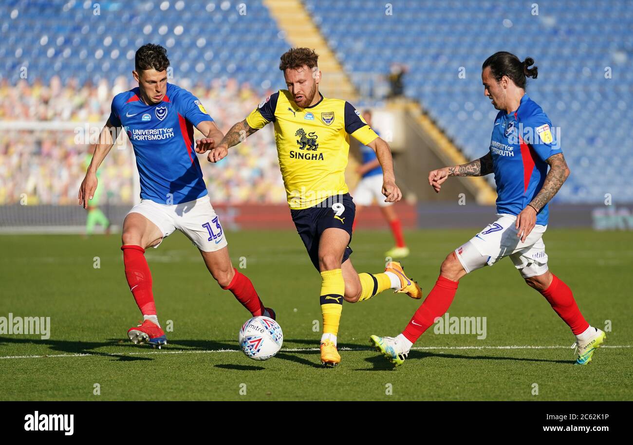 Matty Taylor (Mitte) von Oxford United in Aktion mit James Bolton von Portsmouth (links) und Ryan Williams während der Sky Bet League ein Play-off-Halbfinale, zweites Beinspiel im Kassam Stadium, Oxford. Stockfoto