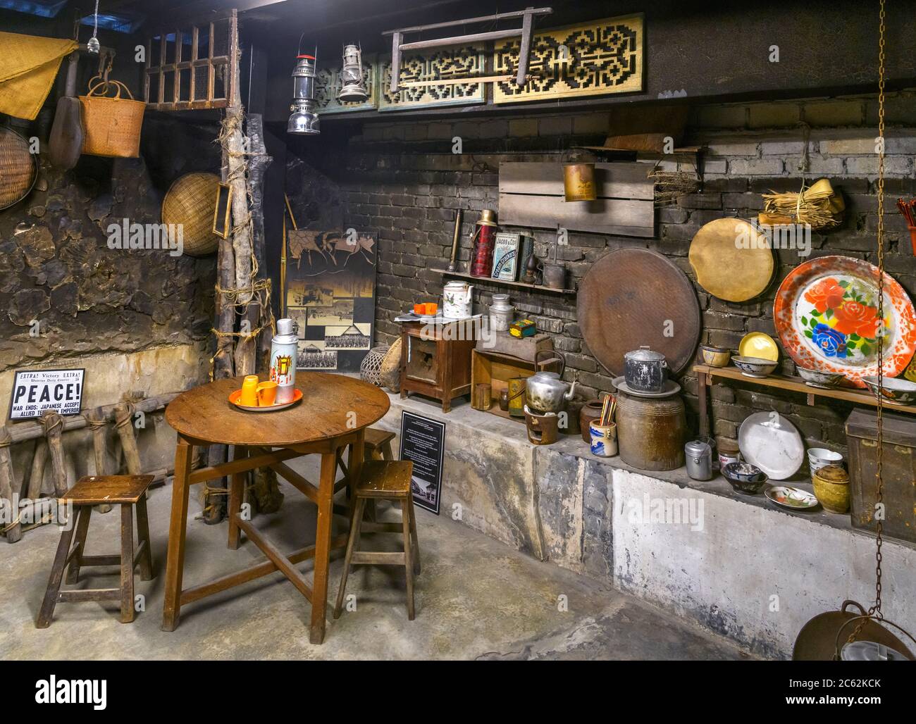 Der Time Tunnel, ein kleines Museum mit Erinnerungsstücken in Brinchang, Cameron Highlands, Malaysia. Interieur aus dem Zweiten Weltkrieg. Stockfoto