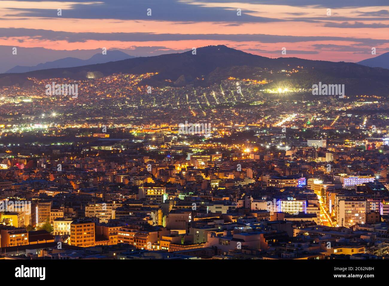 Athen Antenne Panoramablick vom Berg Lycabettus in Athen, Griechenland in der Nacht Stockfoto