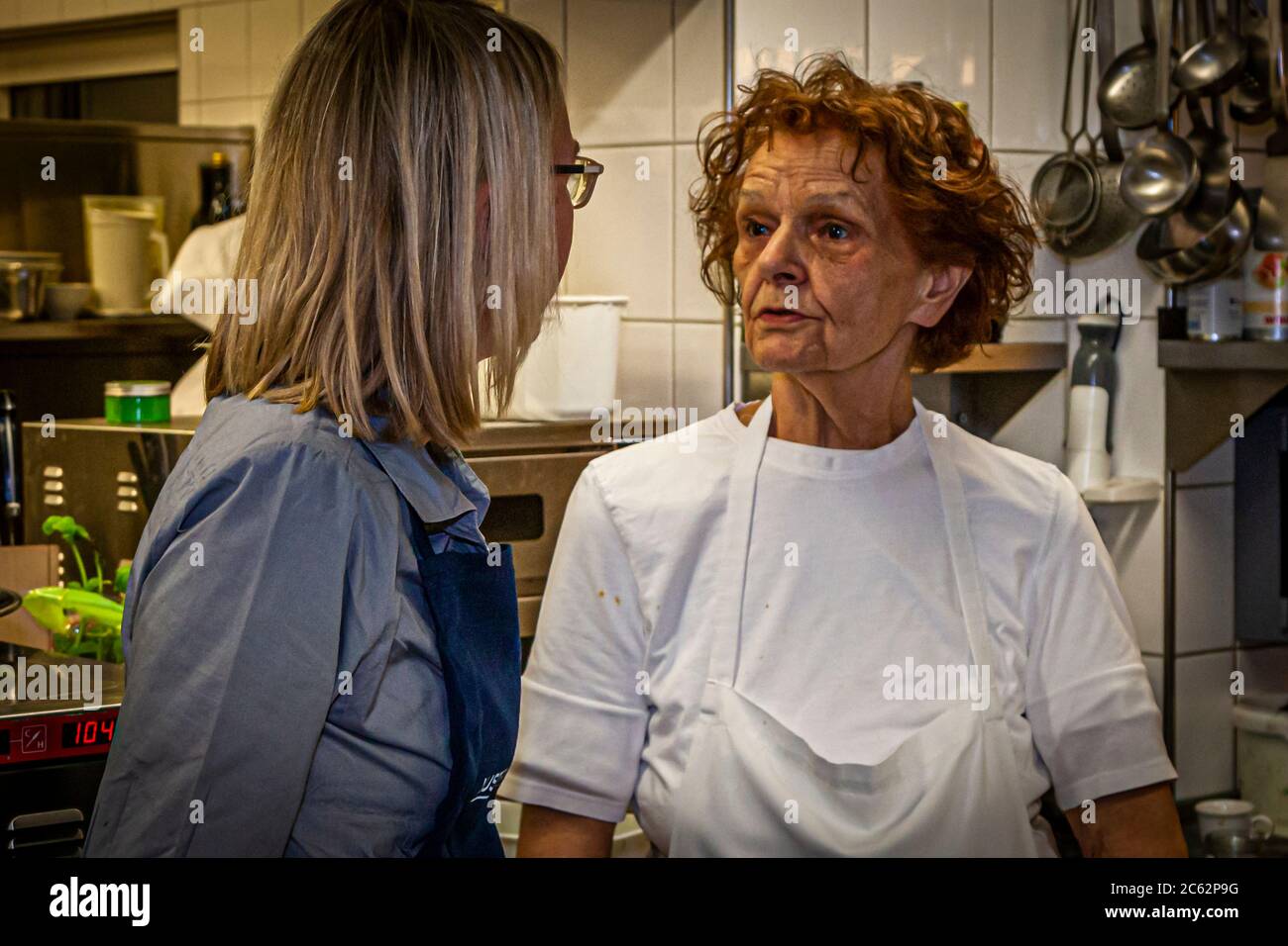 Erna Metzler, die der Ernerle ihren Namen gab, ist immer noch täglich in der Küche präsent. Im Küchengespräch erzählt sie uns, dass ihr Vater entschieden hat, was mit den Töchtern geschehen würde. Ihre Schwester ging in Dienst, sie ging in die Küche. Erna Metzler war als Autodidaktikerin so erfolgreich, dass sie mehrere Gault Millau-Preise für das Restaurant in Hittisau, Österreich, erhielt Stockfoto