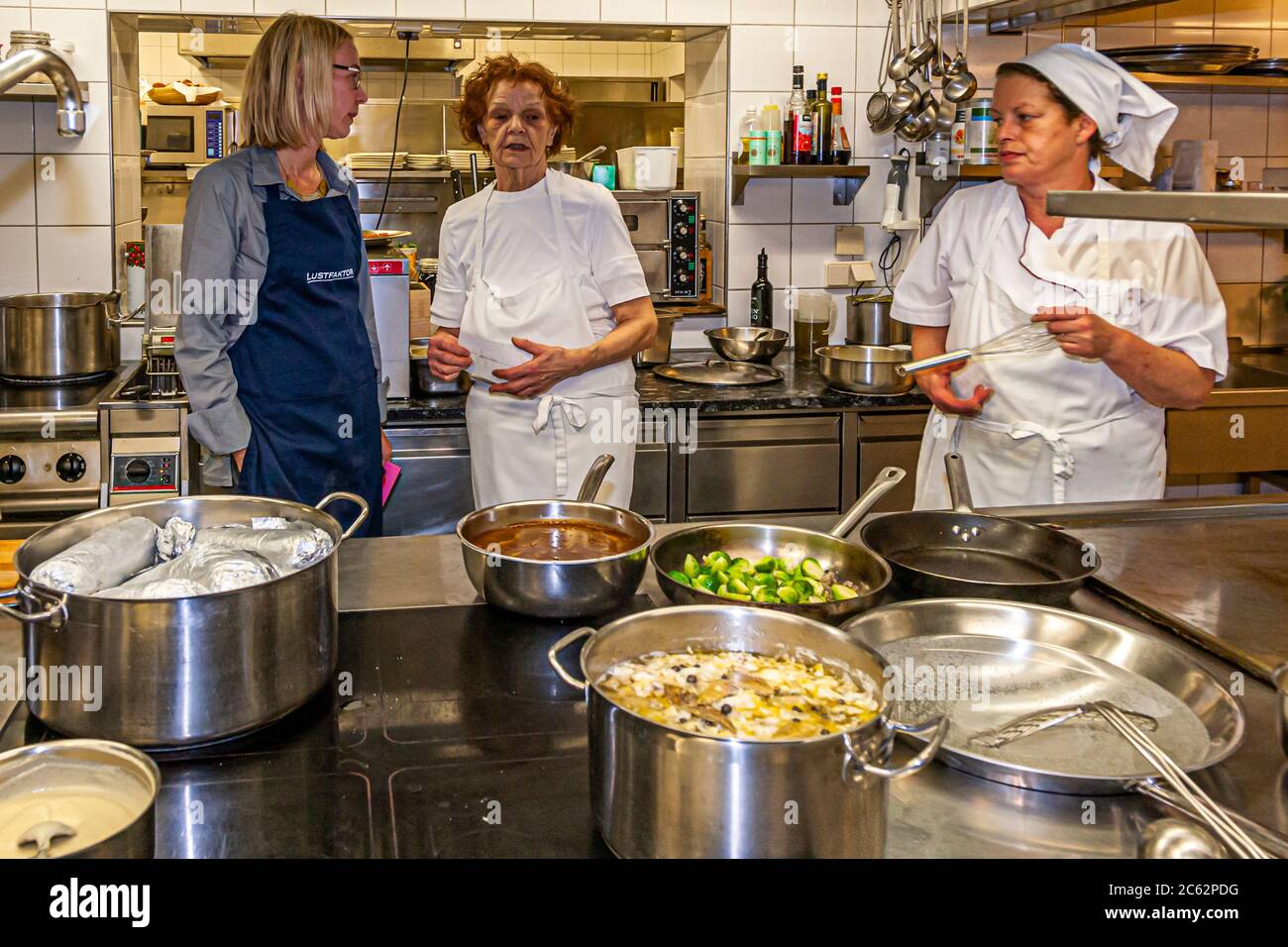 Chefin Erna Metzler, die den Namen des Ernerle in Hittisau, Österreich, inspirierte, ist noch immer täglich in der Küche präsent. Im Küchengespräch erzählt sie uns, dass ihr Vater bestimmt hat, was aus den Töchtern wurde. Ihre Schwester ging in Dienst, sie ging in die Küche. Erna Metzler war als autodidaktischer Koch so erfolgreich, dass sie mehrere Gault Millau-Preise für das Restaurant gewann Stockfoto