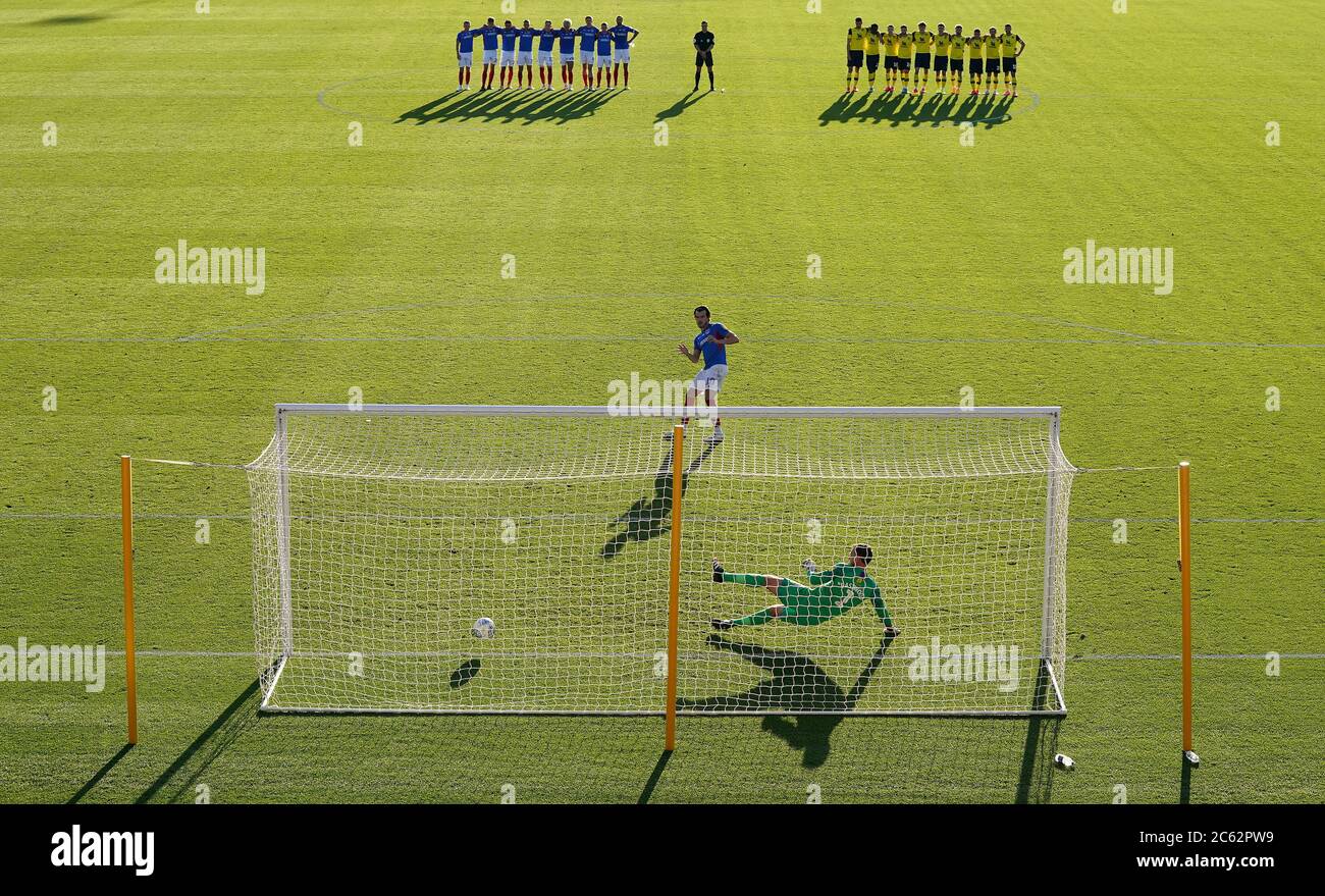 John Marquis von Portsmouth punktet während des Elfmeterschießens während der Sky Bet League mit einem Play-off-Halbfinale, einem zweiten Beinspiel im Kassam Stadium, Oxford. Stockfoto