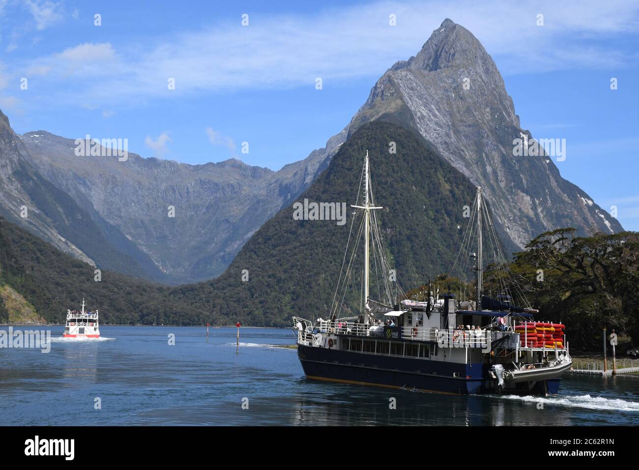 Der Milford Sound auf der Südinsel Neuseelands ist ein von Gletschern geschnitzter Fjord mit mehreren atemberaubenden Landschaften, die in Herr der Ringe verwendet werden. Stockfoto