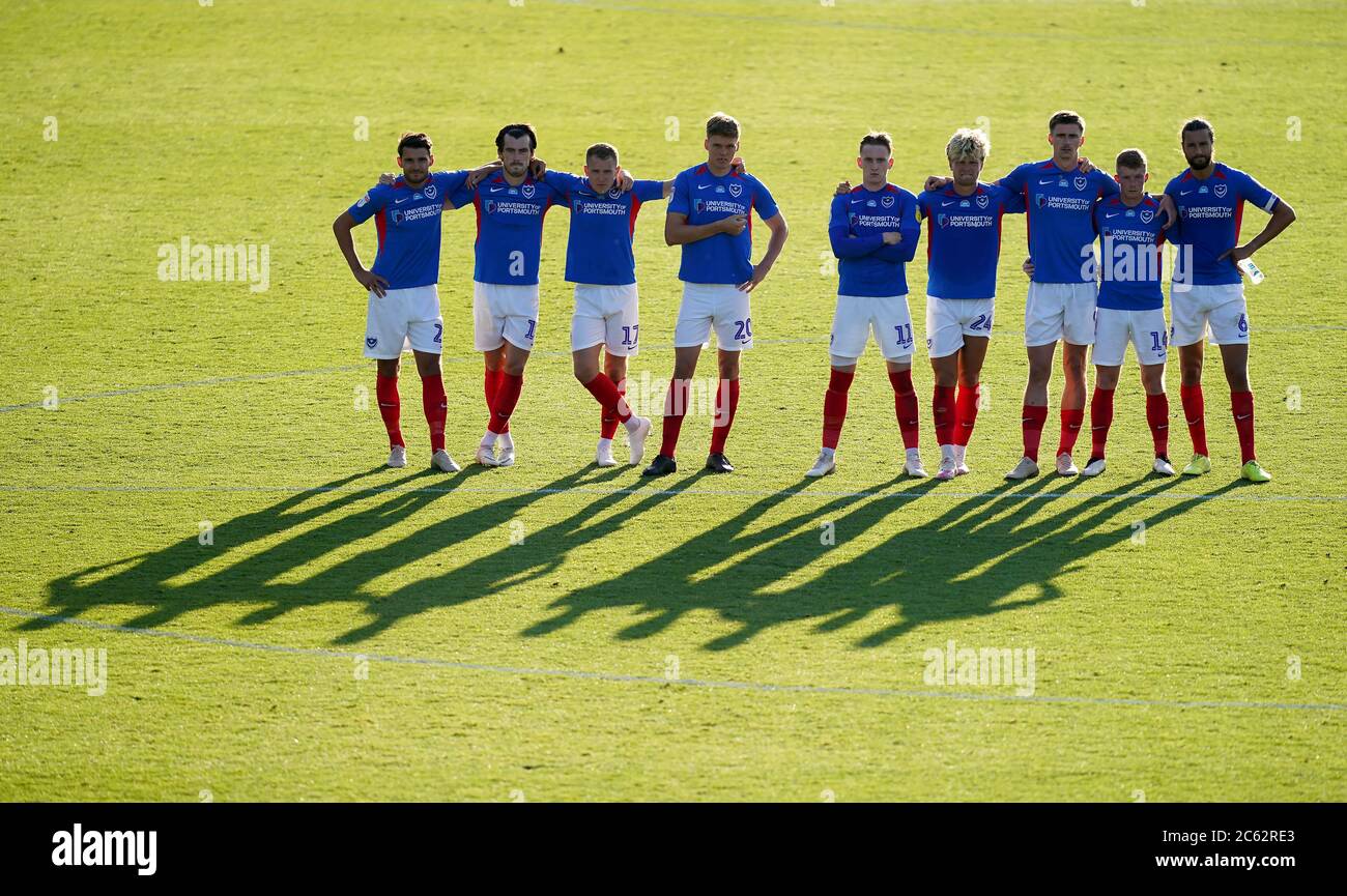 Portsmouth-Spieler stehen auf der Halblinie während der Elfmeterschießen während der Sky Bet League ein Play-off-Halbfinale, zweite Bein Spiel im Kassam Stadium, Oxford. Stockfoto