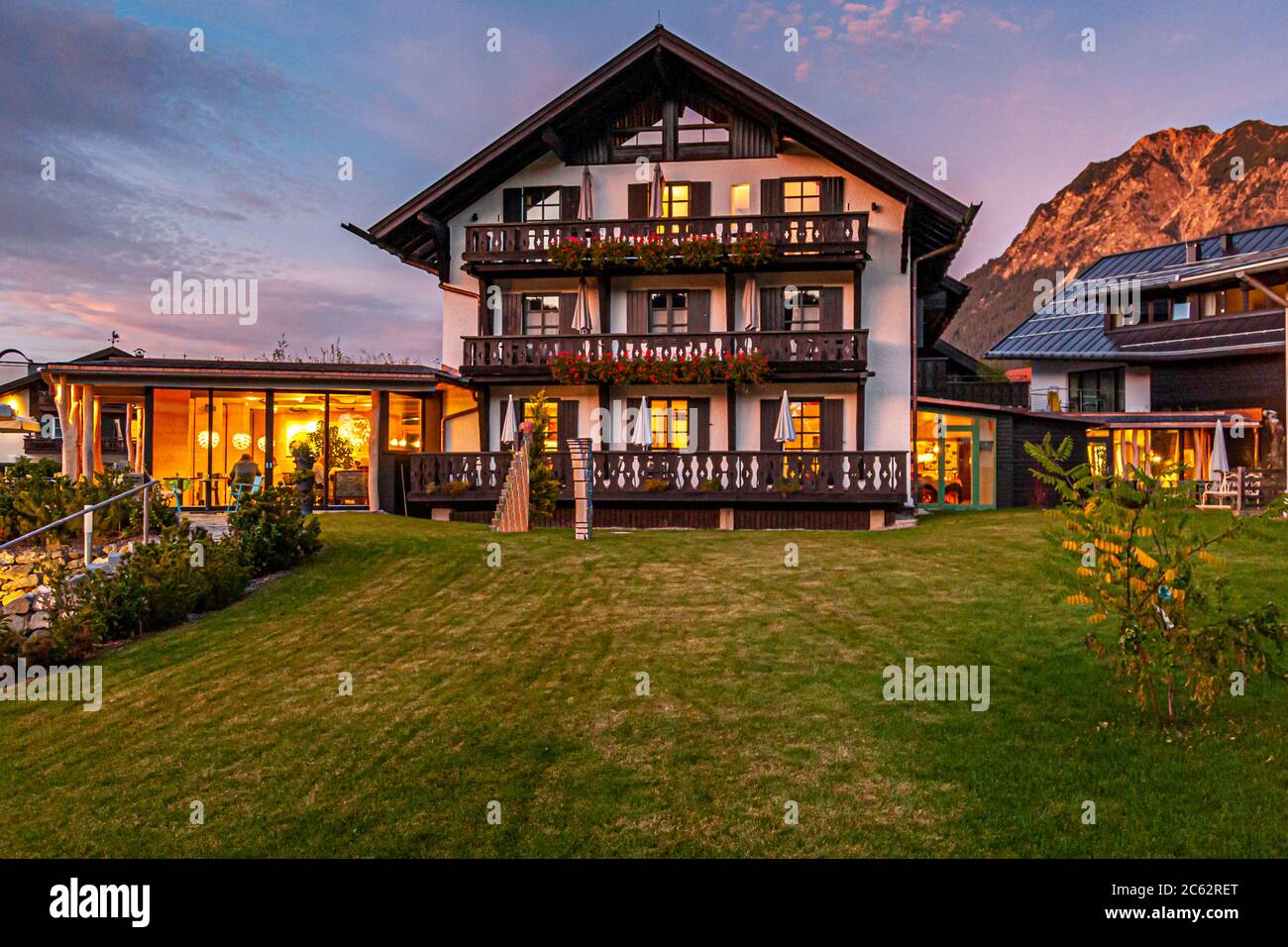 Hotel Freiberg in der späten Abendsonne in Oberstdorf, Deutschland Stockfoto