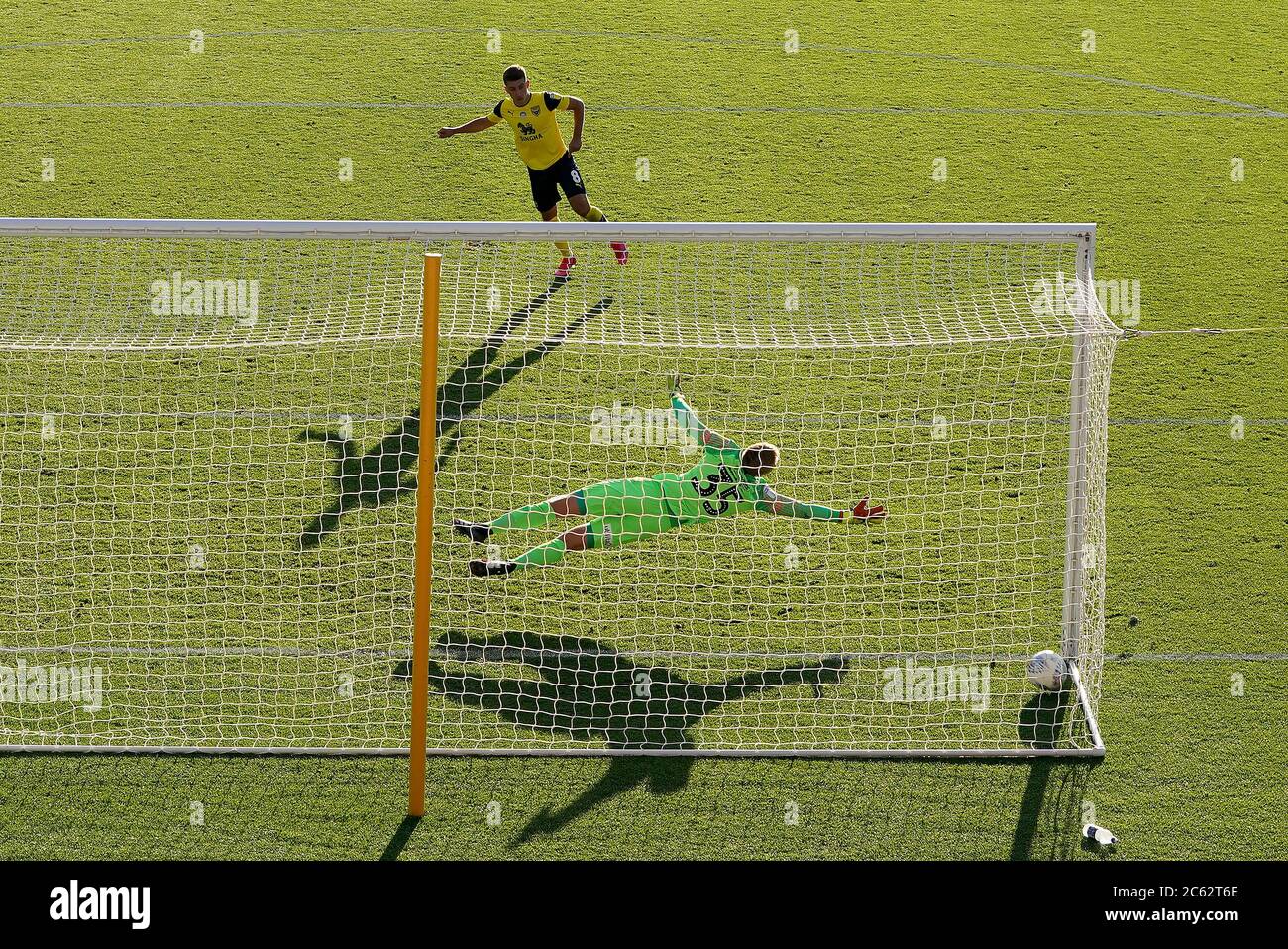 Cameron Brannagan von Oxford United erzielt die Siegstrafe während des Elfmeterschießens während der Sky Bet League ein Play-off-Halbfinale, zweites Beinspiel im Kassam Stadium, Oxford. Stockfoto