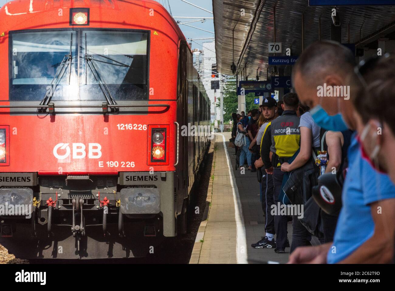 Wien, Wien: Passagiere mit Mund-Nasen-Schutz (OP-Maske, Gesichtsmaske, Mundnasenschutzmaske) am Bahnhof Meidling, Railjet 12. Stockfoto