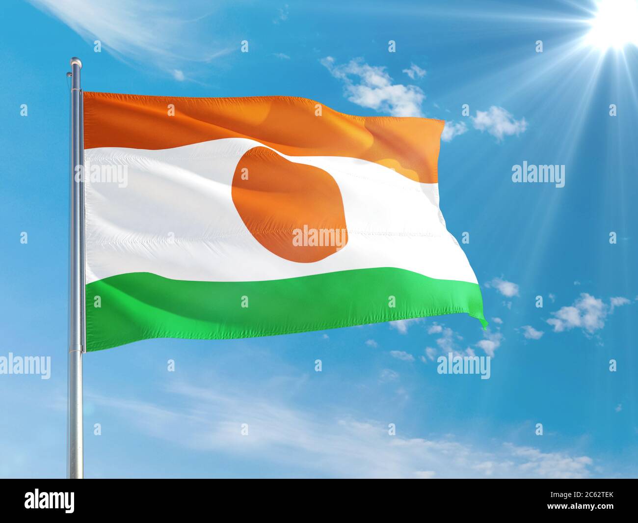 Niger Nationalflagge winkt im Wind gegen den tiefblauen Himmel. Hochwertige Qualität. Konzept der internationalen Beziehungen. Stockfoto