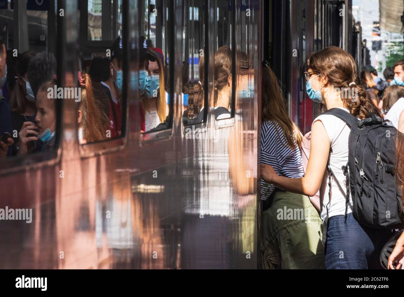 Wien, Wien: Passagiere mit Mund-Nasen-Schutz (OP-Maske, Gesichtsmaske, Mundnasenschutzmaske) am Bahnhof Meidling, Einfahrt in Railjet tra Stockfoto