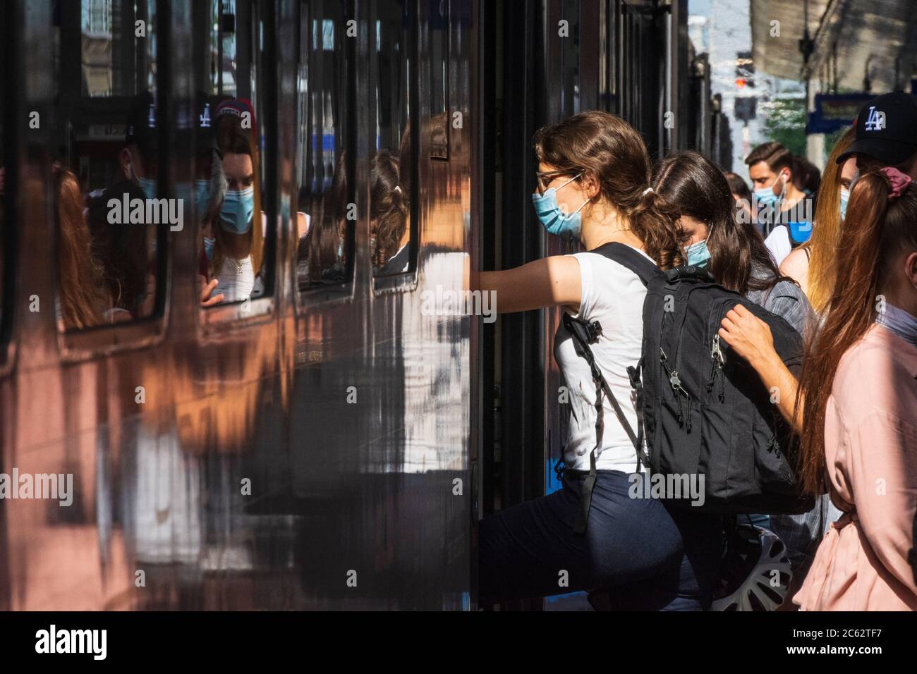 Wien, Wien: Passagiere mit Mund-Nasen-Schutz (OP-Maske, Gesichtsmaske, Mundnasenschutzmaske) am Bahnhof Meidling, Einfahrt in Railjet tra Stockfoto