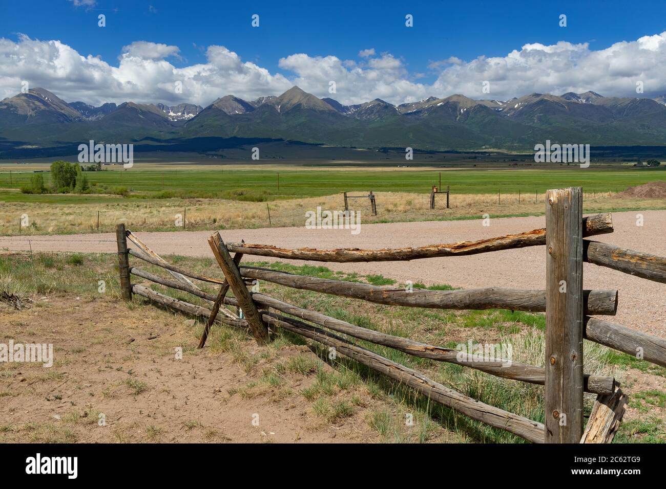 Alt abgenutzter verwitterter Zaun und felsige Berge, Colorado, USA Stockfoto