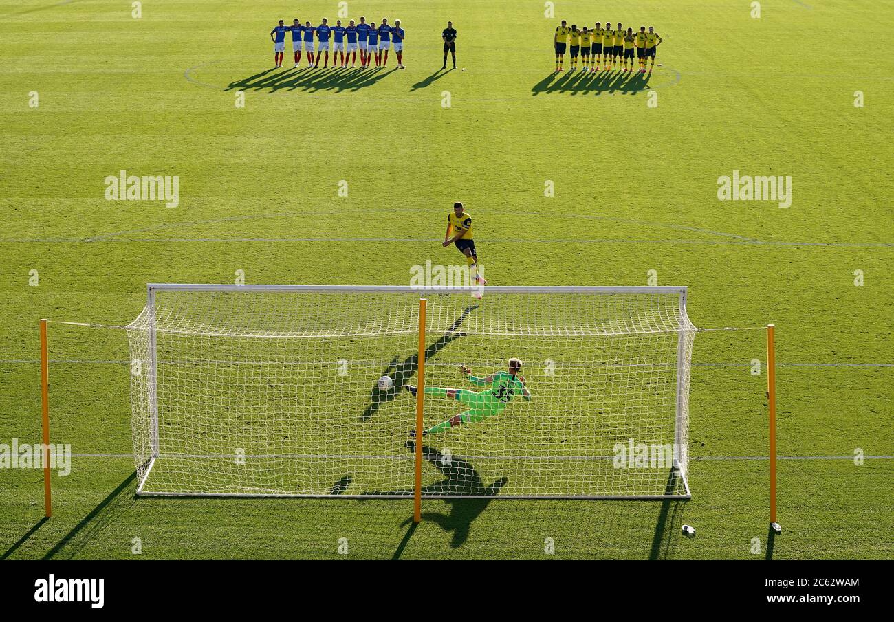 John Mousinho von Oxford United punktet während des Elfmeterschießens während der Sky Bet League mit einem Play-off-Halbfinale, einem zweiten Beinspiel im Kassam Stadium, Oxford. Stockfoto