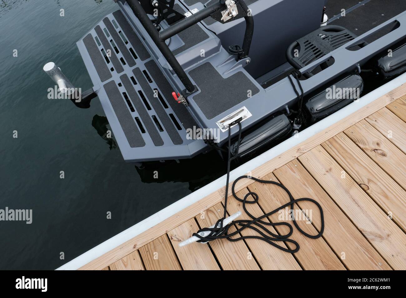 Neu installierte Holzsteg auf einem Hafen in einem nordamerikanischen Hafen gesehen. Stockfoto