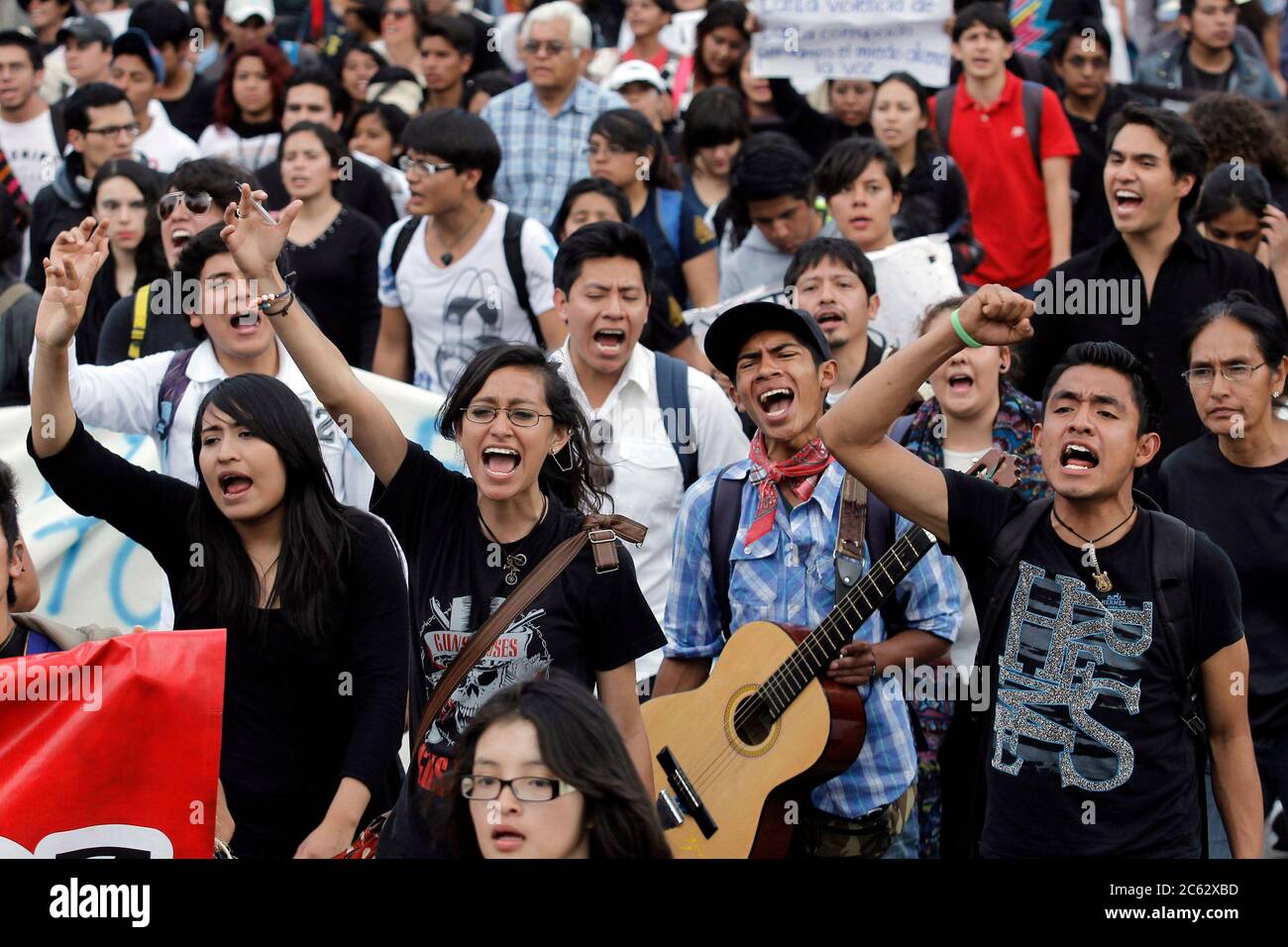 Mehr als dreitausend Studenten öffentlicher und privater Universitäten in der Stadt Puebla, begleitet von sozialen Organisationen und Bürgern, führten einen marsch durch und forderten Gerechtigkeit und Resolution im Fall der 43 Normalisten der Ayotzinapa-Gemeinschaft, die in Iguala Guerrero verschwanden; Sowie ein Ende der Repression und Gewalt im Staat Puebla. FOTO: HILDA RÍOS / NortePhoto im Juli letzten Jahres wurde im Staat das sogenannte Bullet-Gesetz verabschiedet, das den Einsatz öffentlicher Gewalt zur Lösung sozialer Konflikte erlaubt. PhotoÑ Hilda Rios/Norte Foto Stockfoto
