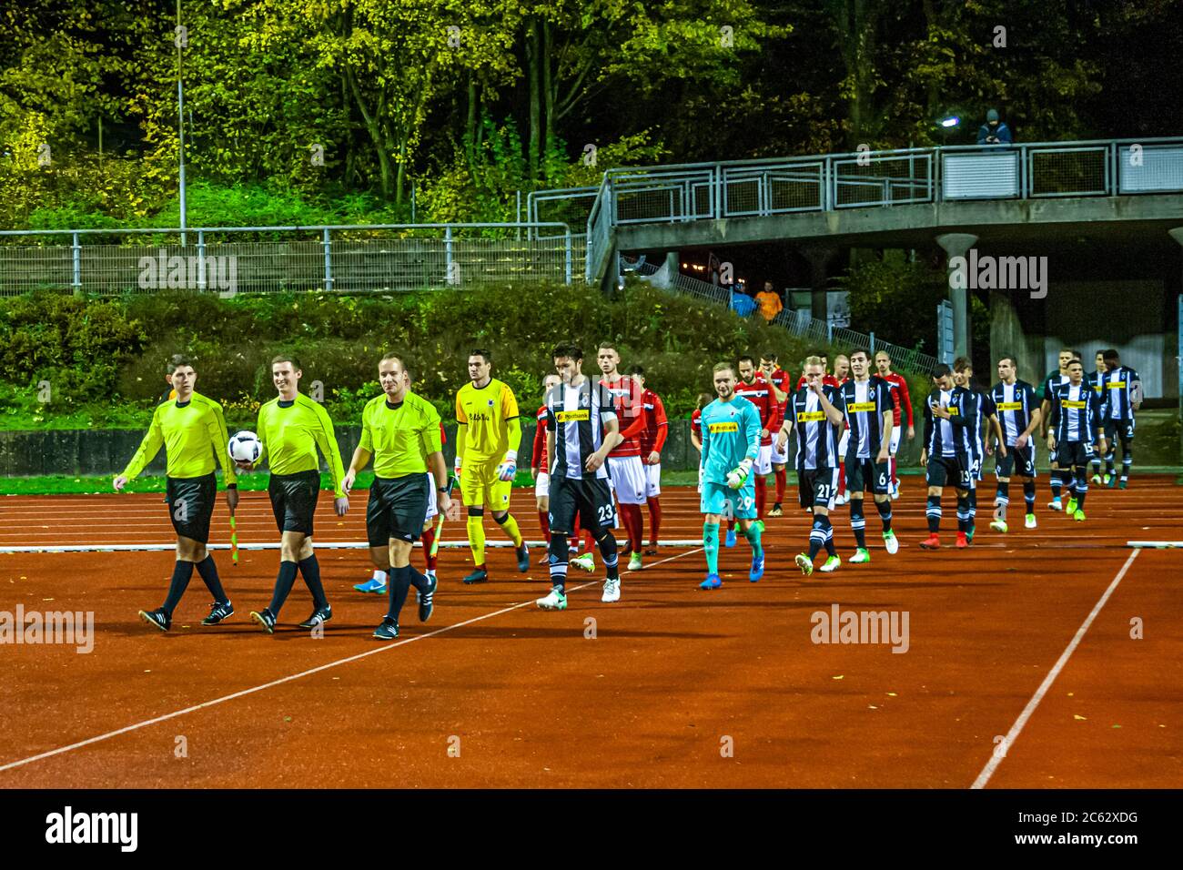 Flutlicht-Fußball-Regionalliga-Spiel Borussia Mönchengladbach (2.  Mannschaft) gegen Viktoria Köln in Mönchengladbach, Deutschland  Stockfotografie - Alamy