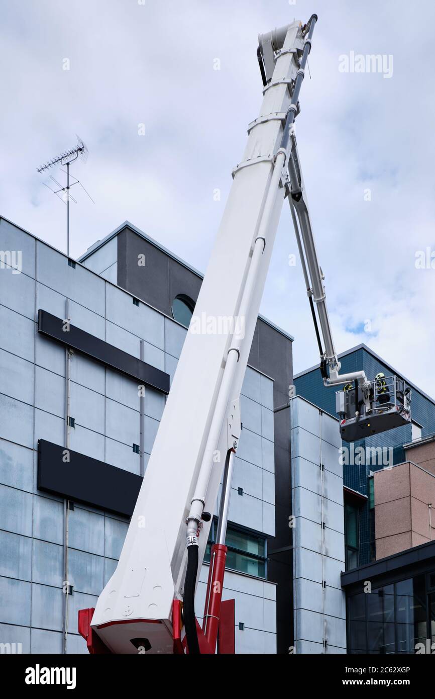 Feuerwehrauto mit Leiter verlängert, in der Nähe des Einkaufszentrums. Stockfoto