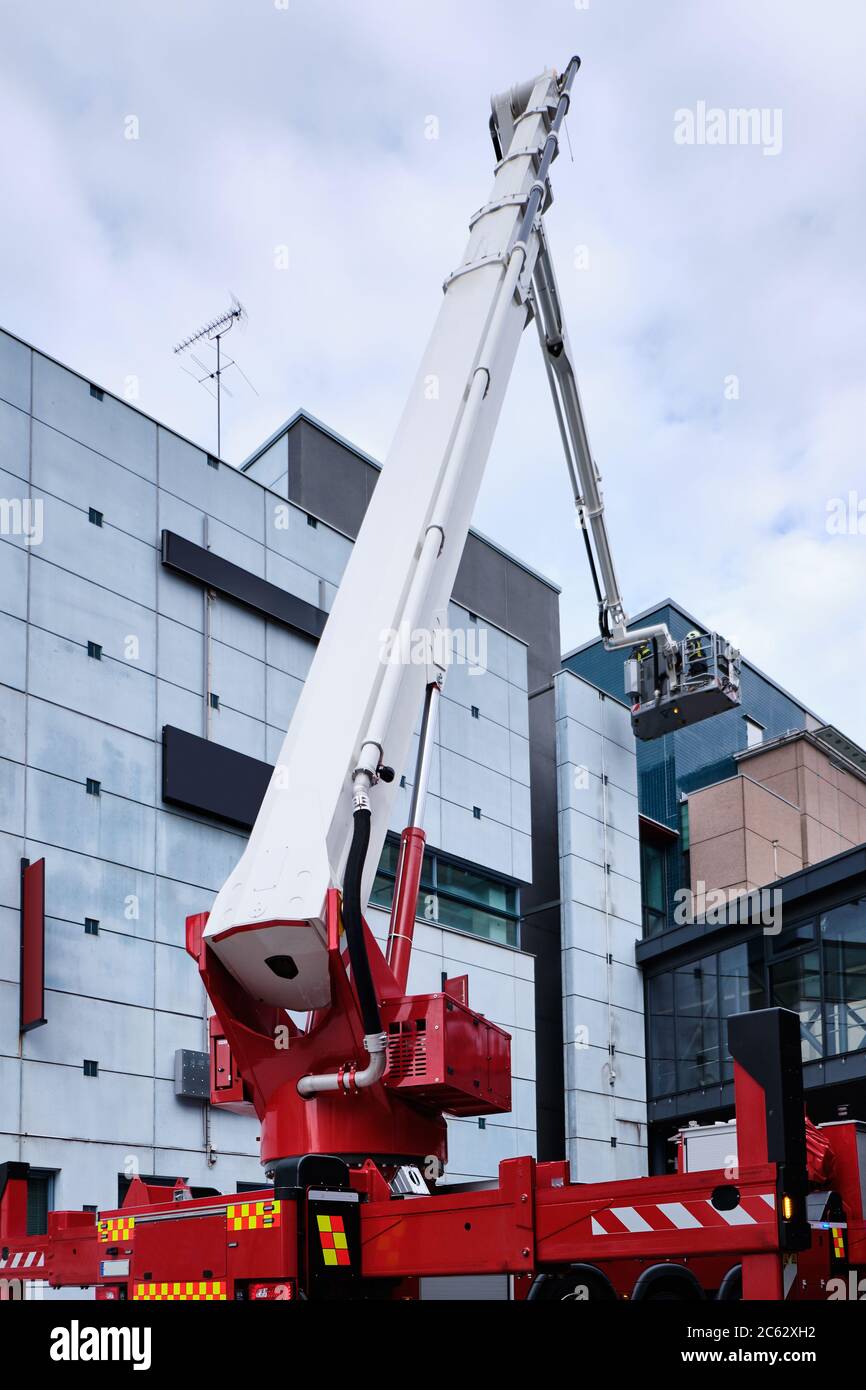 Feuerwehrauto mit Leiter verlängert, in der Nähe des Einkaufszentrums. Stockfoto