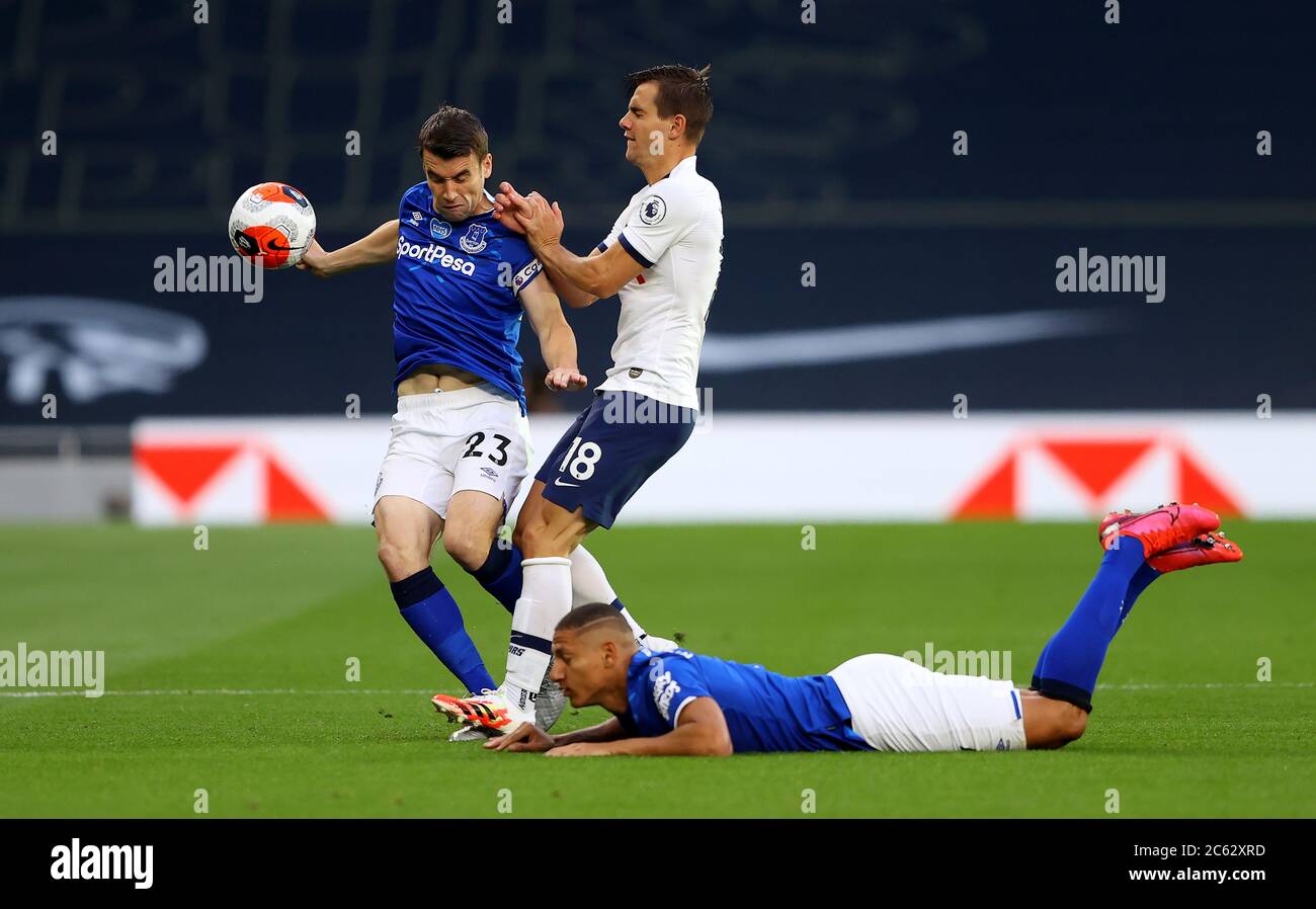 Giovani Lo Celso (Mitte) von Tottenham Hotspur kämpft im Premier League-Spiel im Tottenham Hotspur Stadium, London, gegen Evertons Seamus Coleman (links) und Richarlison. Stockfoto