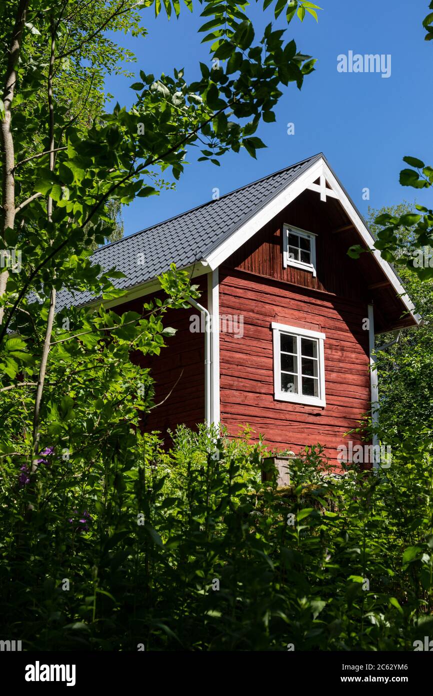 Kleines rotes Ockerhaus in Hörtsänä Arboretum in Orivesi, Finnland Stockfoto