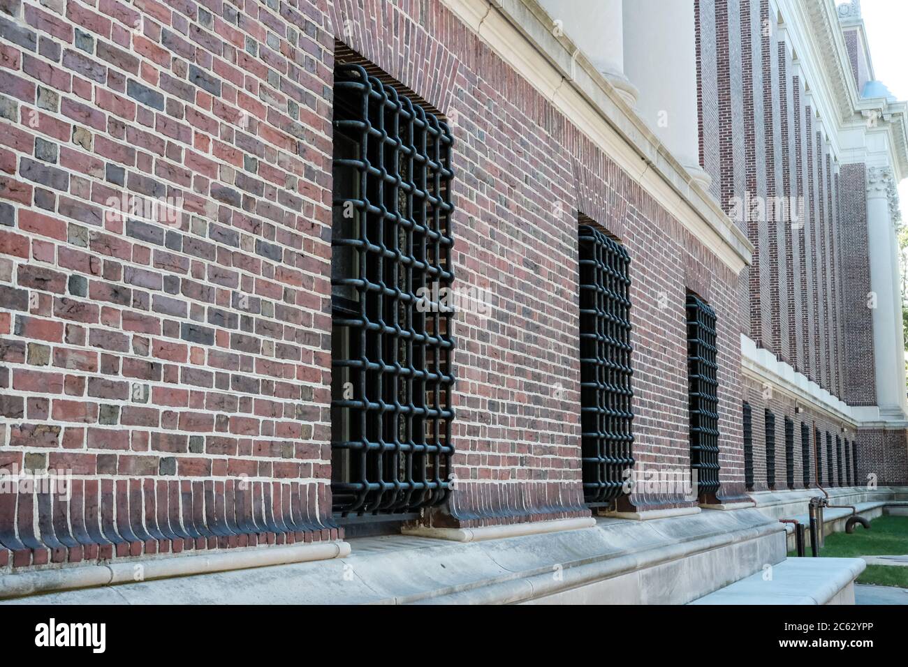 Außenansicht der Bibliothek mit dem Mauerwerk an der berühmten Harvard University. Stockfoto